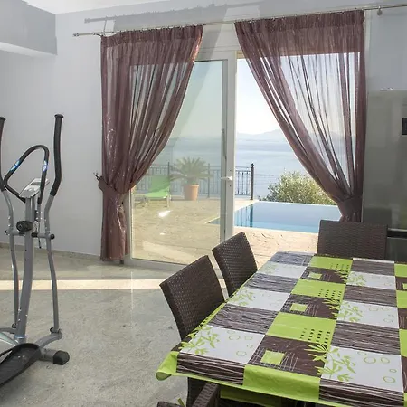 Δωμάτια σε οικογενειακή κατοικία Daniella With Private Pool *